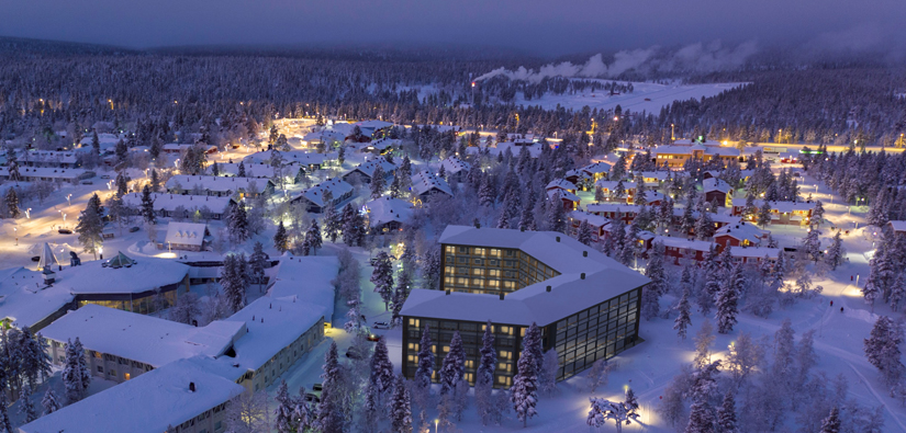 Flygbild från Saariselkä med en illustration av ett stort hotell. I bakgrunden syns slalombackar.